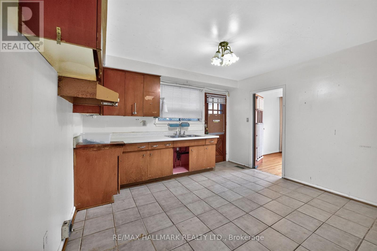 27 Nipissing Drive, Toronto, Ontario M9B 4V4 - Photo 13 - W12989522