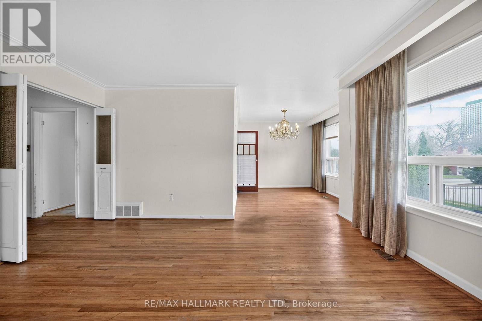 27 Nipissing Drive, Toronto, Ontario M9B 4V4 - Photo 7 - W12989522