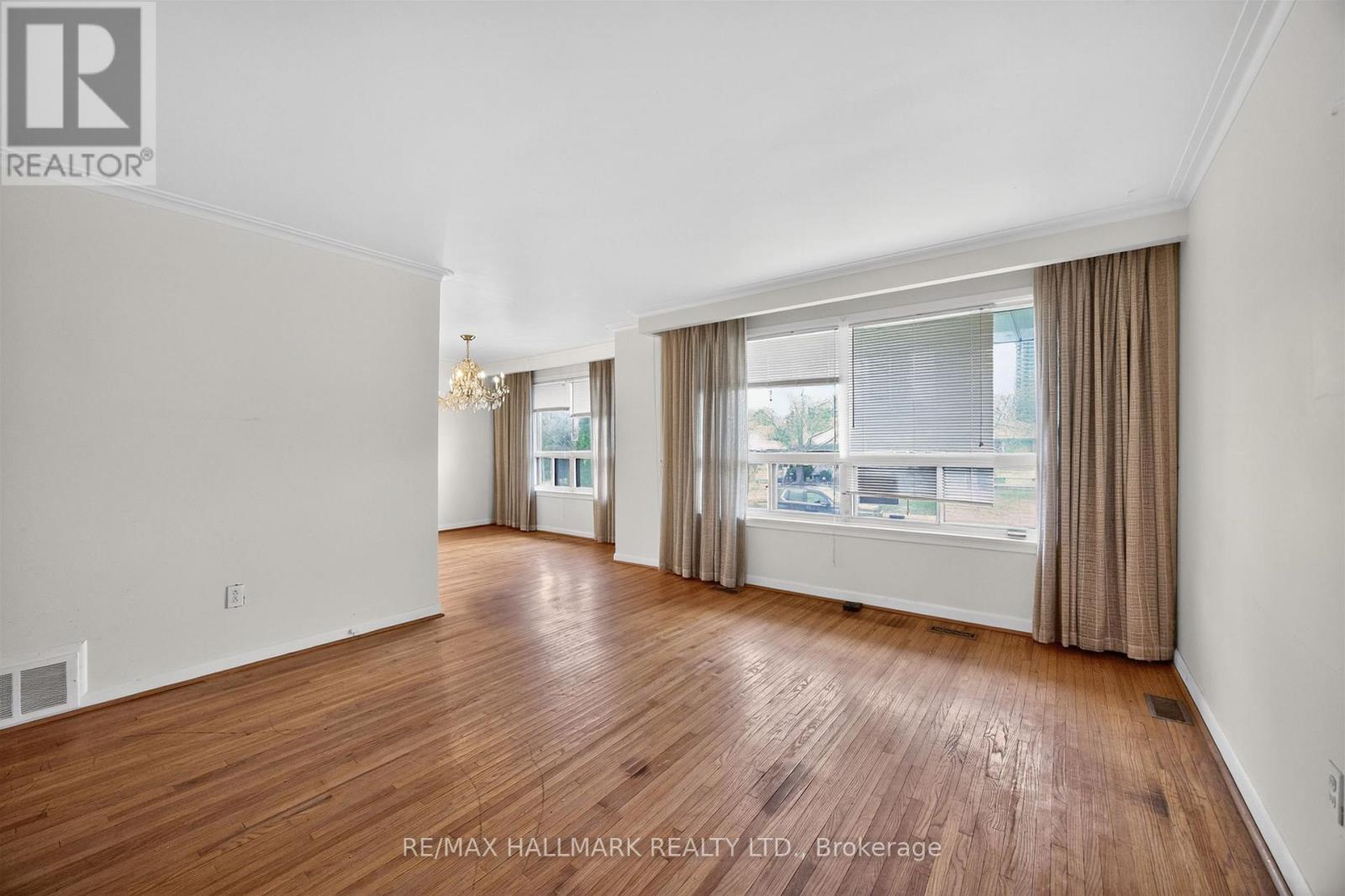 27 Nipissing Drive, Toronto, Ontario M9B 4V4 - Photo 6 - W12989522