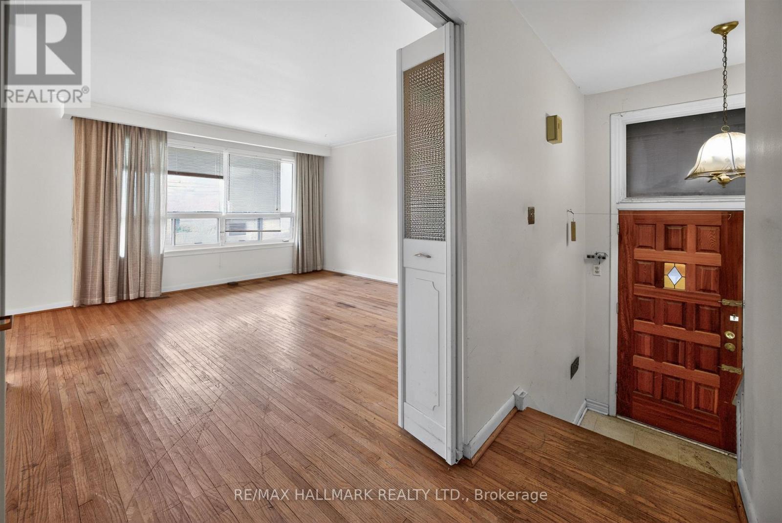 27 Nipissing Drive, Toronto, Ontario M9B 4V4 - Photo 5 - W12989522