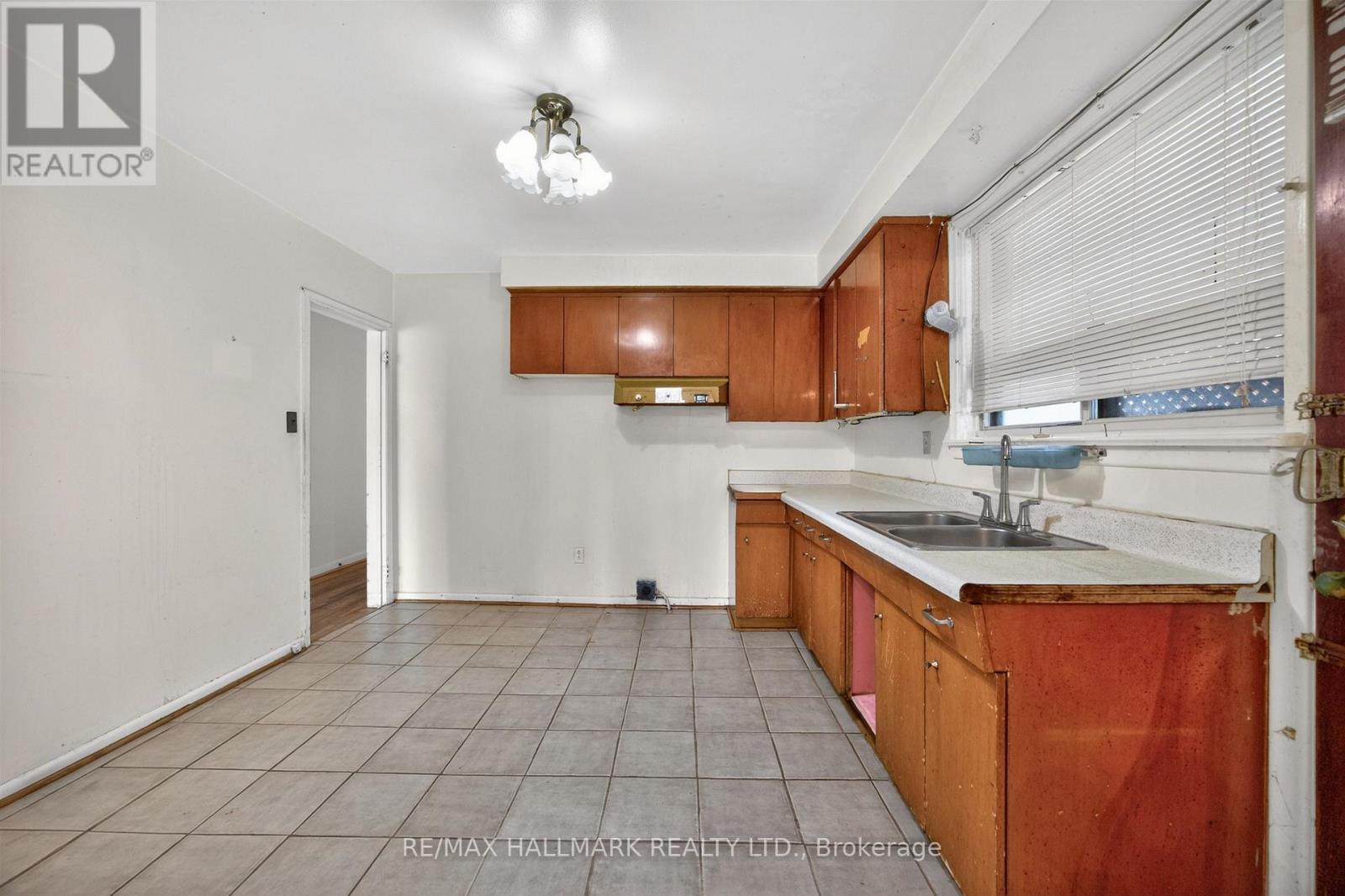 27 Nipissing Drive, Toronto, Ontario M9B 4V4 - Photo 11 - W12989522