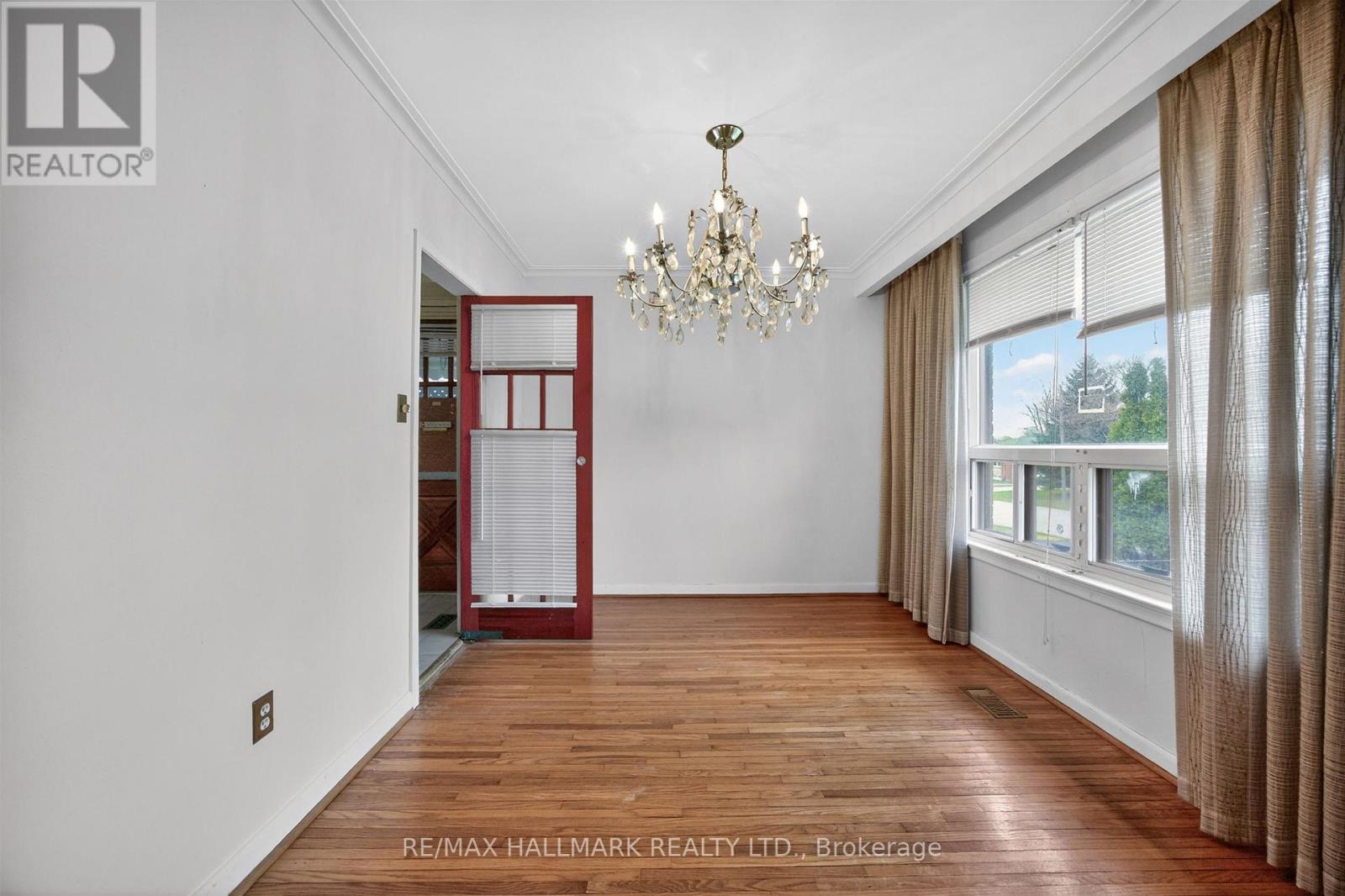 27 Nipissing Drive, Toronto, Ontario M9B 4V4 - Photo 9 - W12989522