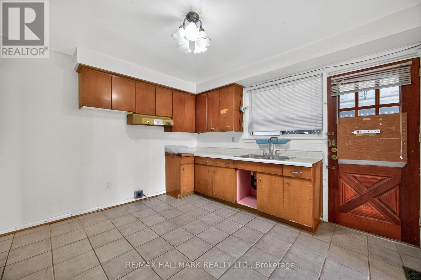 27 Nipissing Drive, Toronto, Ontario M9B 4V4 - Photo 12 - W12989522