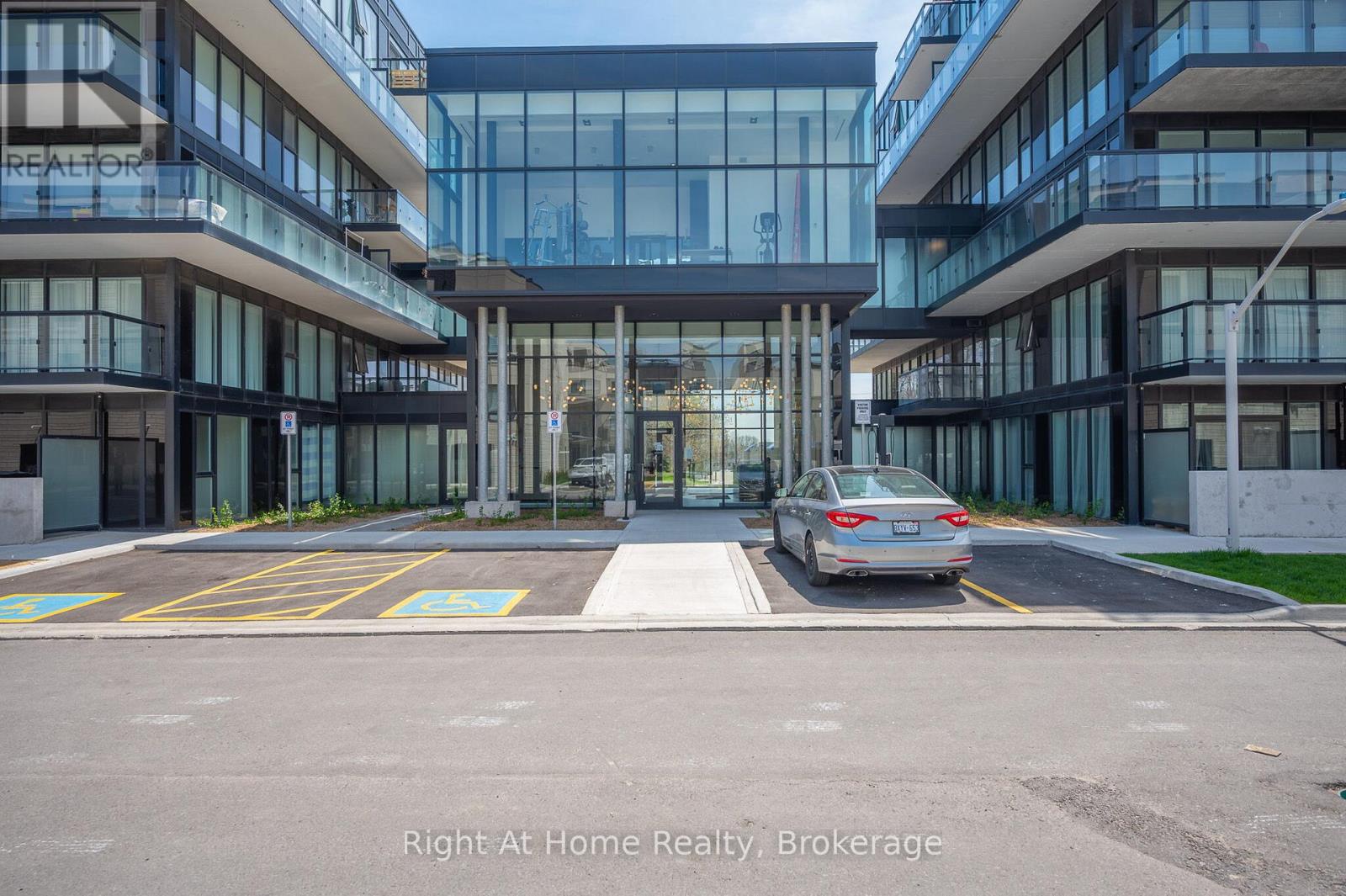 B426 - 1119 Cooke Boulevard, Burlington, Ontario  L7T 0C7 - Photo 3 - W12999658