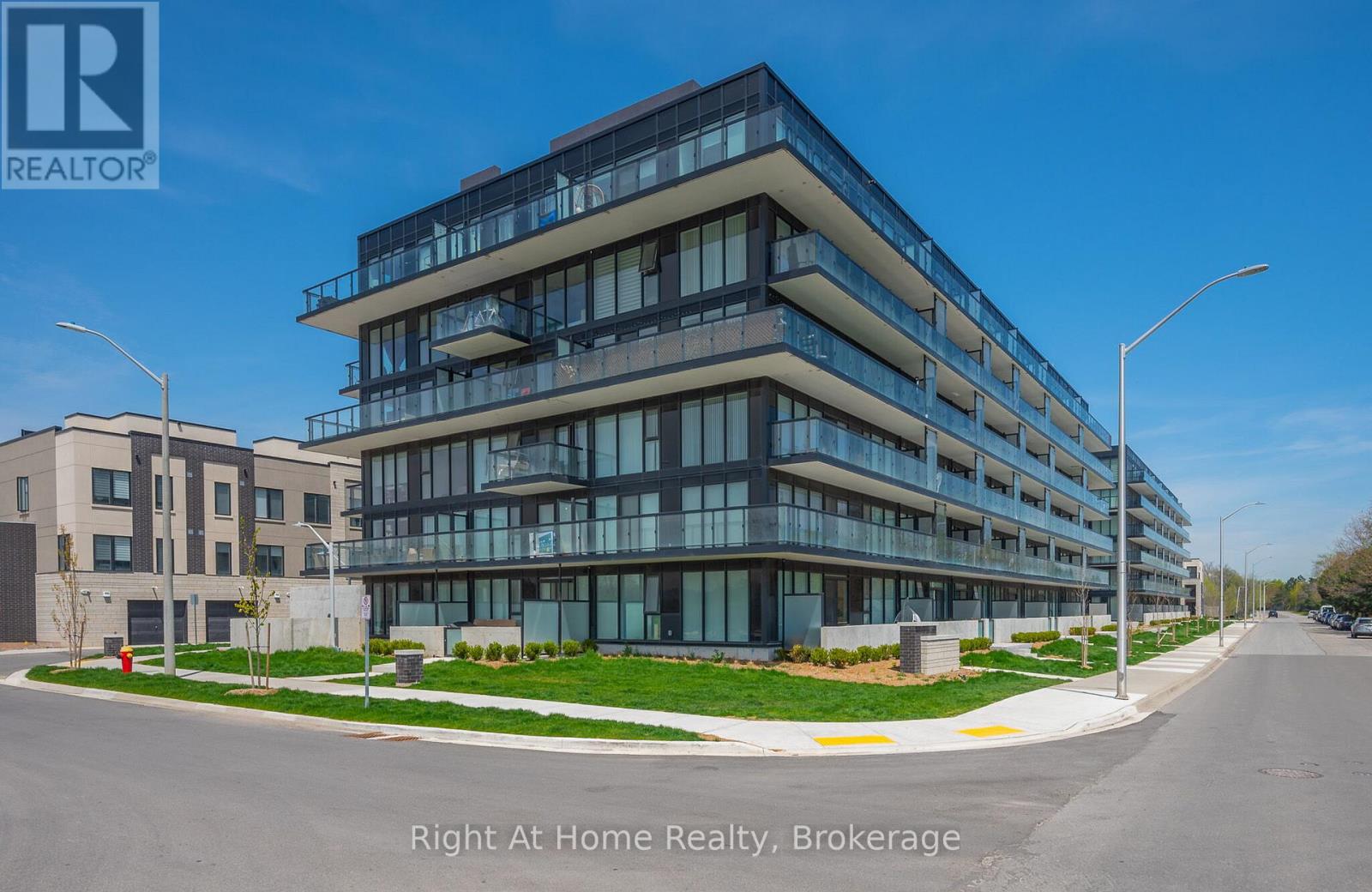 B426 - 1119 Cooke Boulevard, Burlington, Ontario  L7T 0C7 - Photo 4 - W12999658