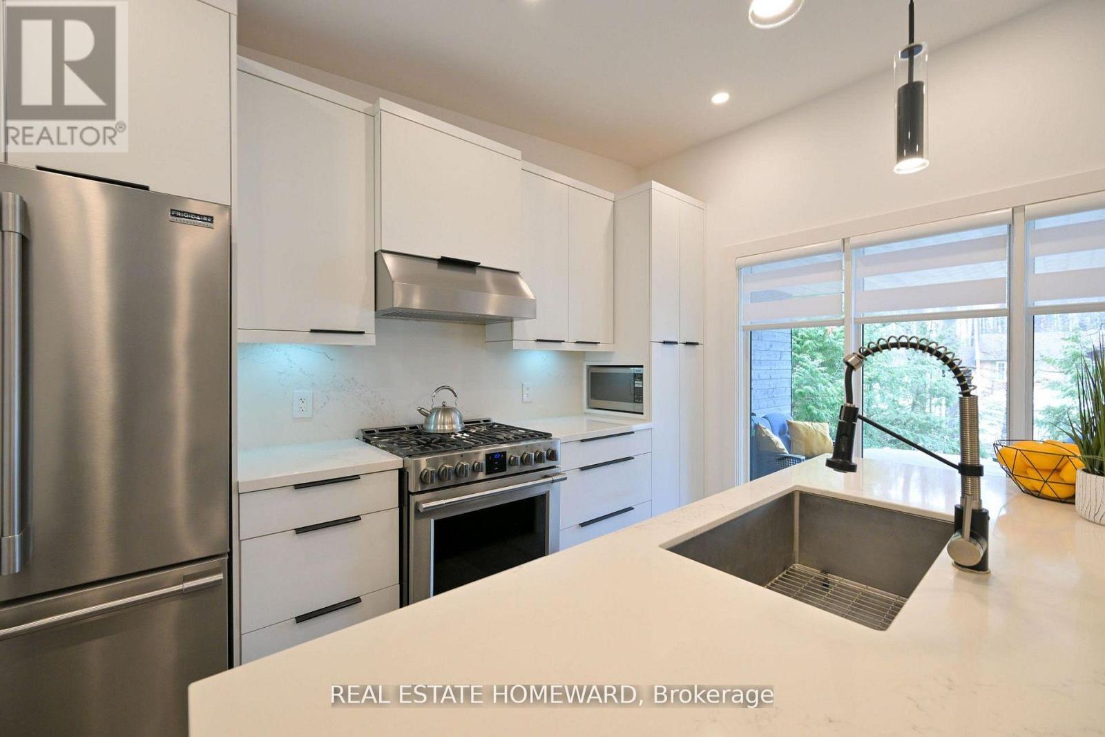 3763 Fairway Road, Innisfil, Ontario  L9S 2L4 - Photo 11 - N12999654