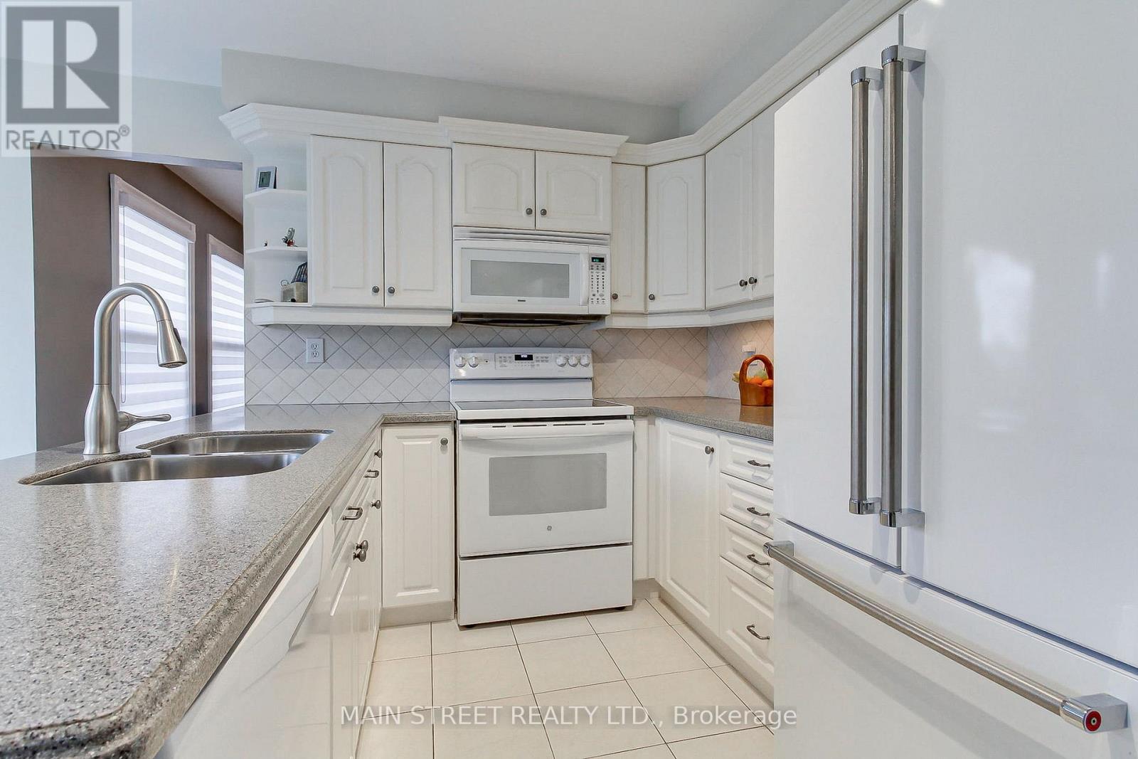 21 Chadburn Crescent, Aurora, Ontario  L4G 4V6 - Photo 13 - N12999666