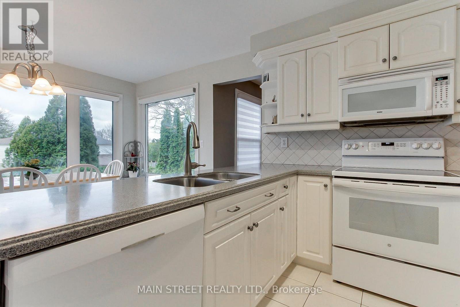 21 Chadburn Crescent, Aurora, Ontario  L4G 4V6 - Photo 14 - N12999666