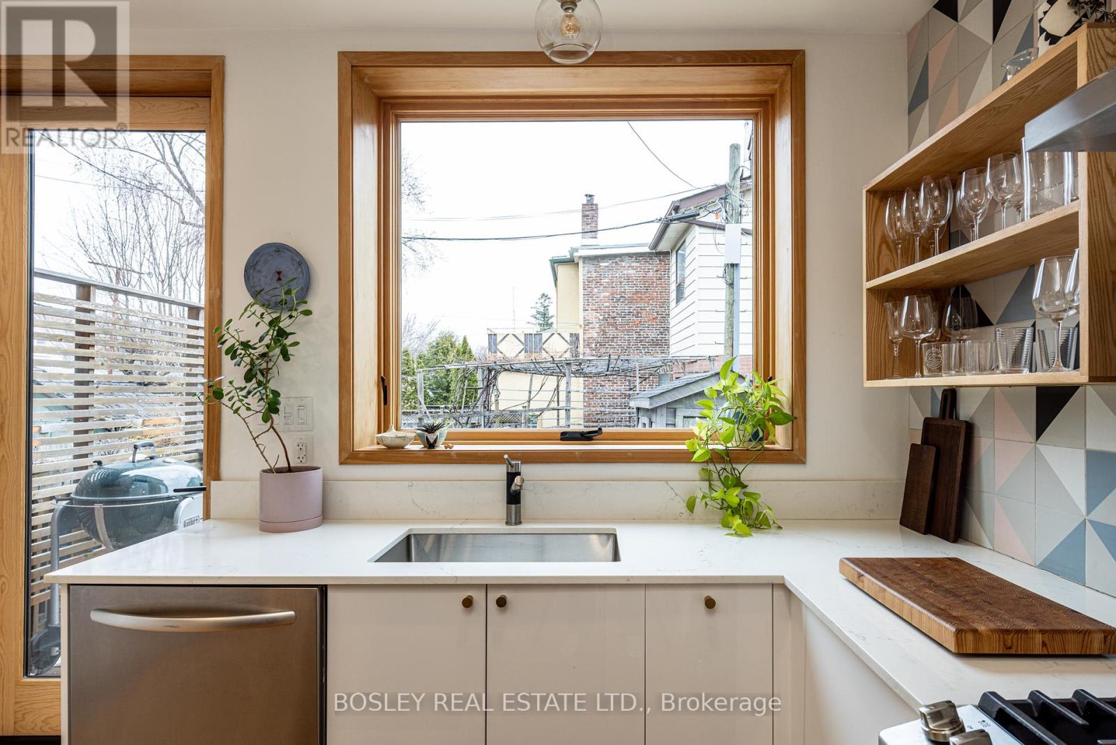 45 Greenlaw Avenue, Toronto, Ontario  M6H 3V7 - Photo 12 - W12999670