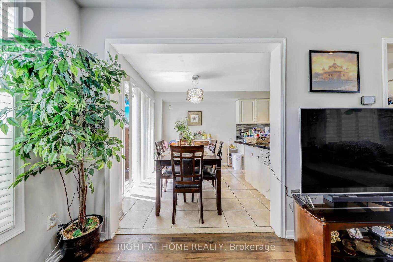 28 Cedarvalley Boulevard, Brampton, Ontario  L7A 2C2 - Photo 12 - W12999676