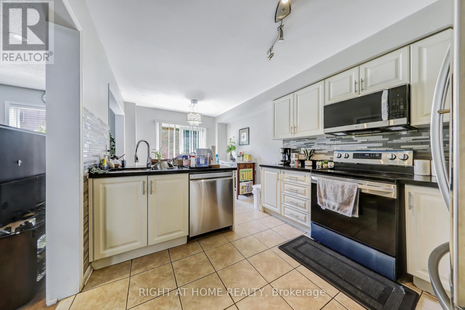 28 Cedarvalley Boulevard, Brampton, Ontario  L7A 2C2 - Photo 13 - W12999676