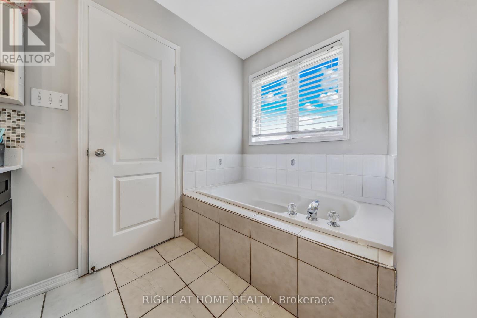 28 Cedarvalley Boulevard, Brampton, Ontario  L7A 2C2 - Photo 27 - W12999676