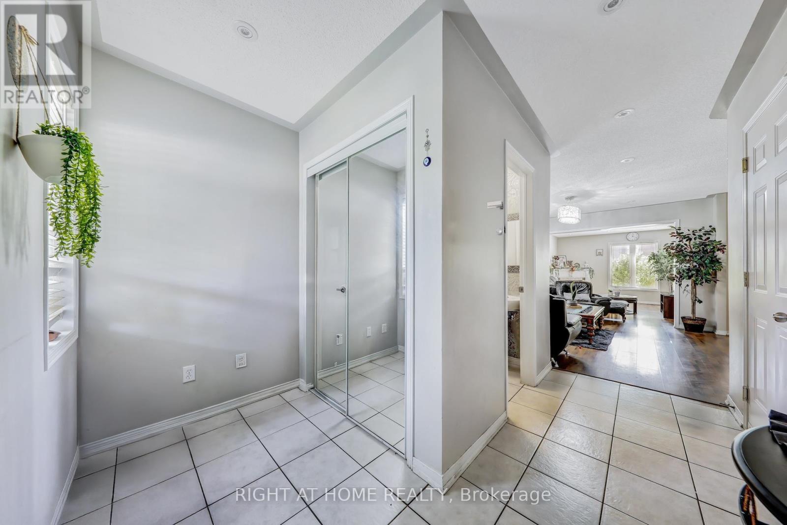 28 Cedarvalley Boulevard, Brampton, Ontario  L7A 2C2 - Photo 5 - W12999676