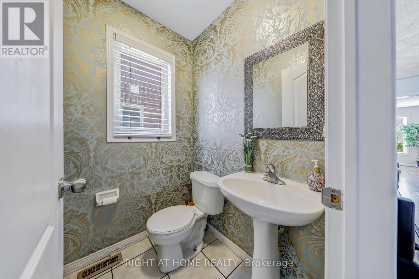 28 Cedarvalley Boulevard, Brampton, Ontario  L7A 2C2 - Photo 6 - W12999676