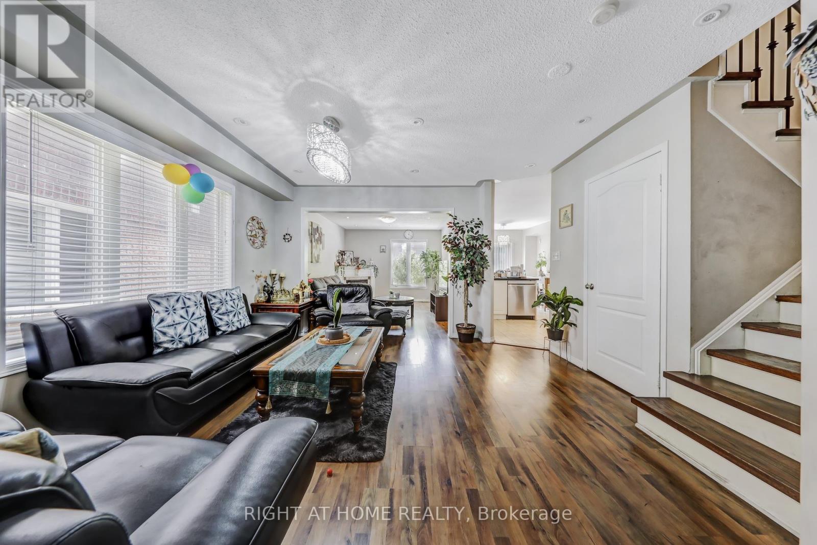 28 Cedarvalley Boulevard, Brampton, Ontario  L7A 2C2 - Photo 7 - W12999676