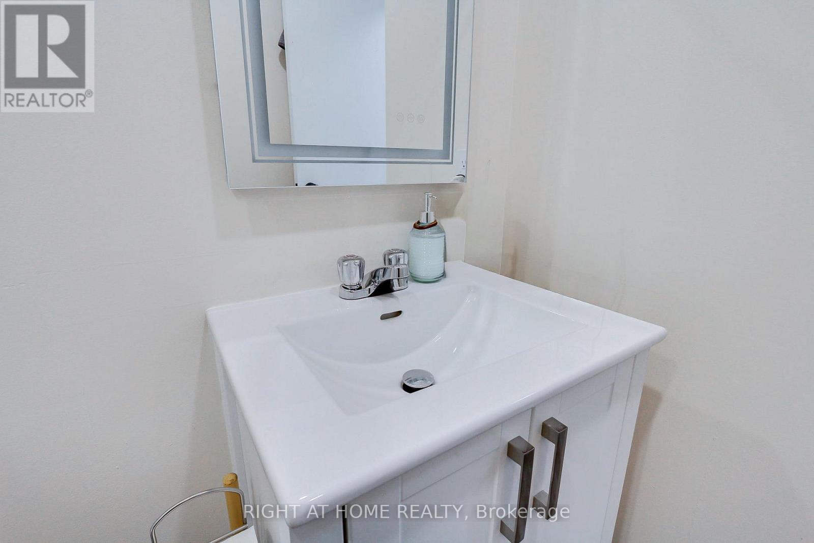 853 Magnolia Avenue, Newmarket, Ontario  L3Y 5H5 - Photo 28 - N12723300