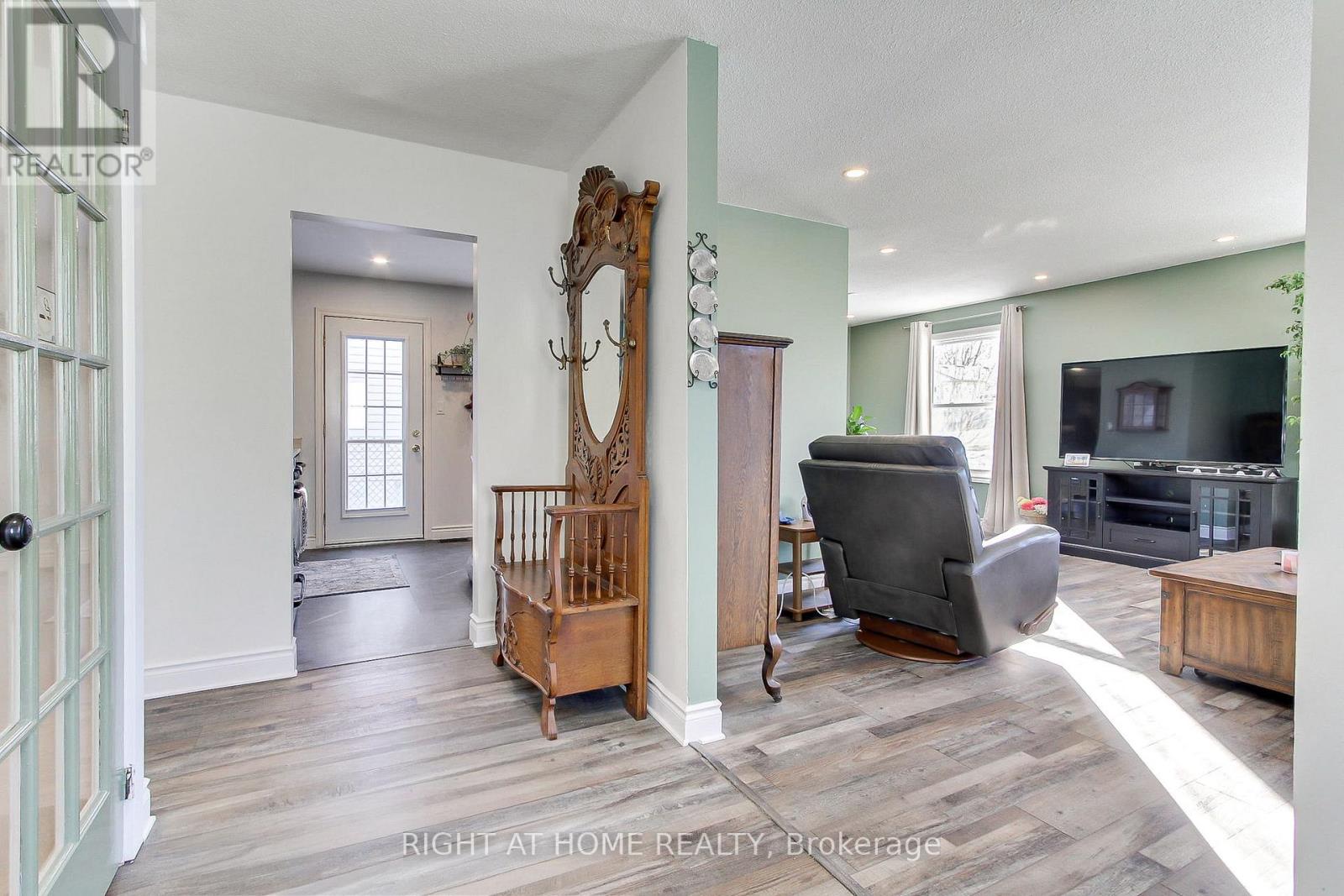 853 Magnolia Avenue, Newmarket, Ontario  L3Y 5H5 - Photo 5 - N12723300