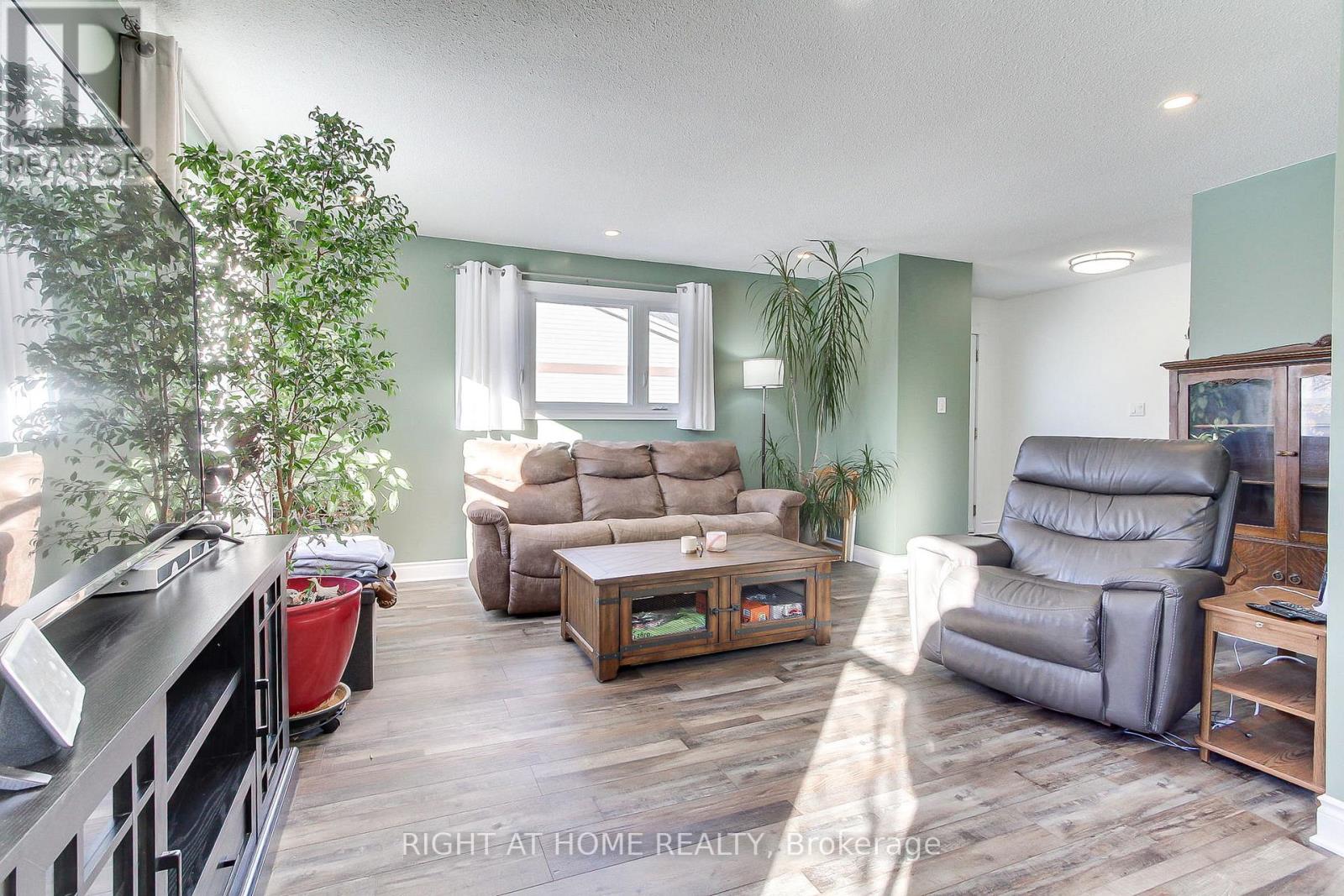 853 Magnolia Avenue, Newmarket, Ontario  L3Y 5H5 - Photo 9 - N12723300