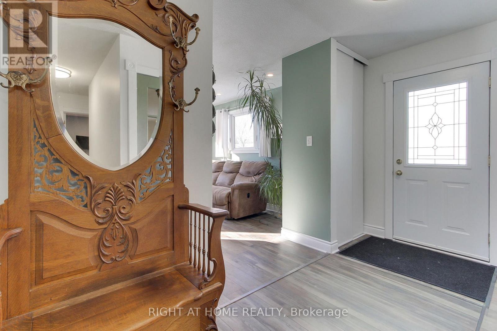 853 Magnolia Avenue, Newmarket, Ontario  L3Y 5H5 - Photo 4 - N12723300