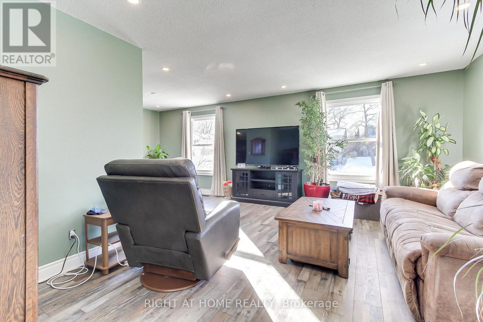 853 Magnolia Avenue, Newmarket, Ontario  L3Y 5H5 - Photo 6 - N12723300