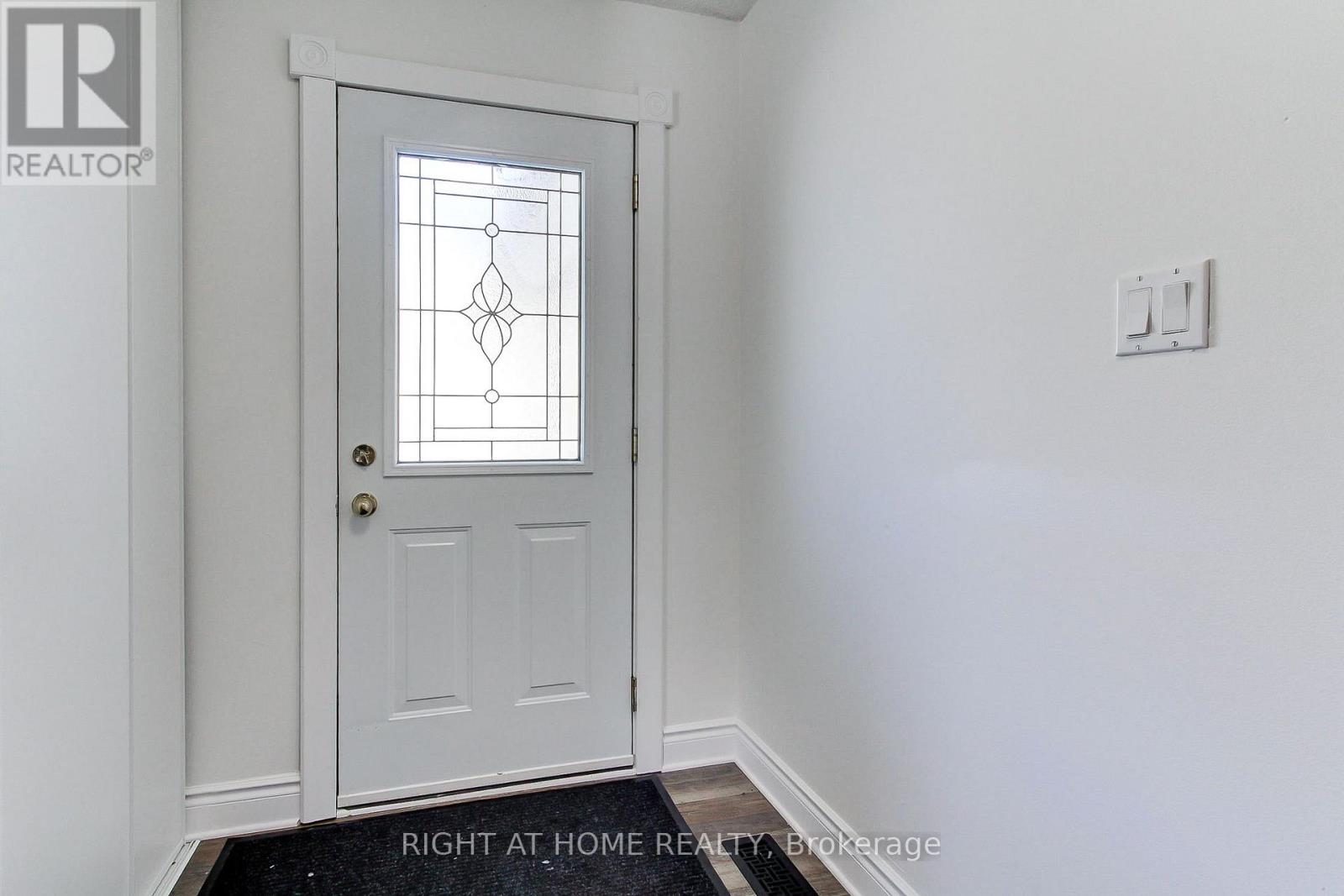 853 Magnolia Avenue, Newmarket, Ontario  L3Y 5H5 - Photo 3 - N12723300