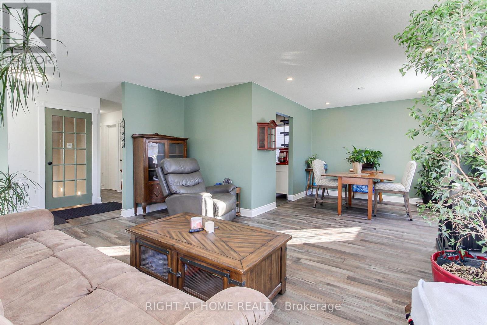 853 Magnolia Avenue, Newmarket, Ontario  L3Y 5H5 - Photo 8 - N12723300