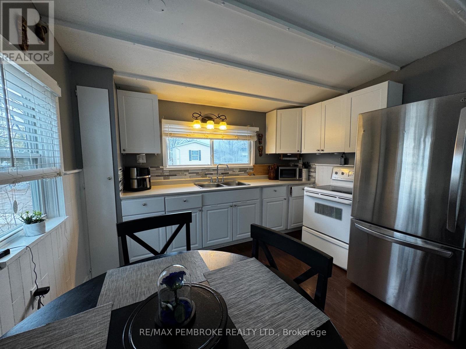 72 Pinehurst Estates, Petawawa, Ontario  K8H 2H2 - Photo 2 - X12999770