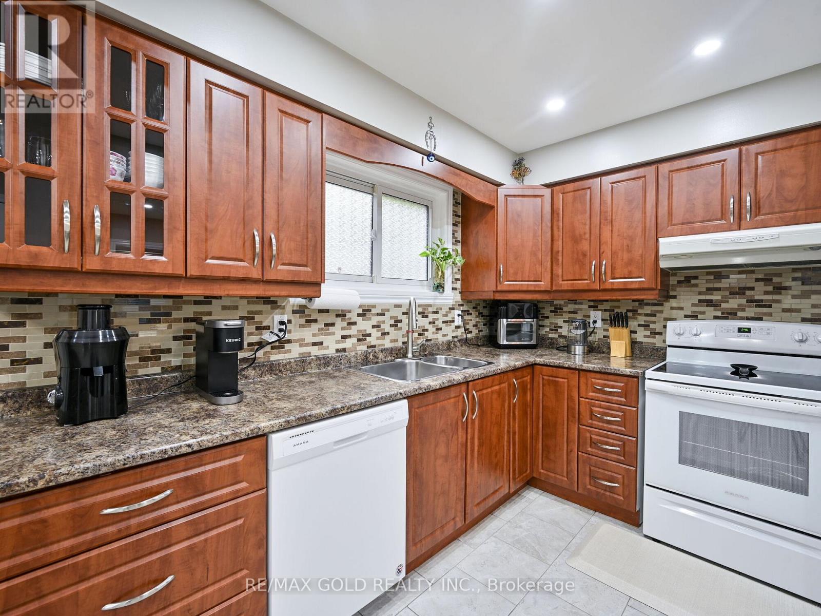 98 Centre Street N, Brampton, Ontario  L6V 2Z3 - Photo 10 - W12999734