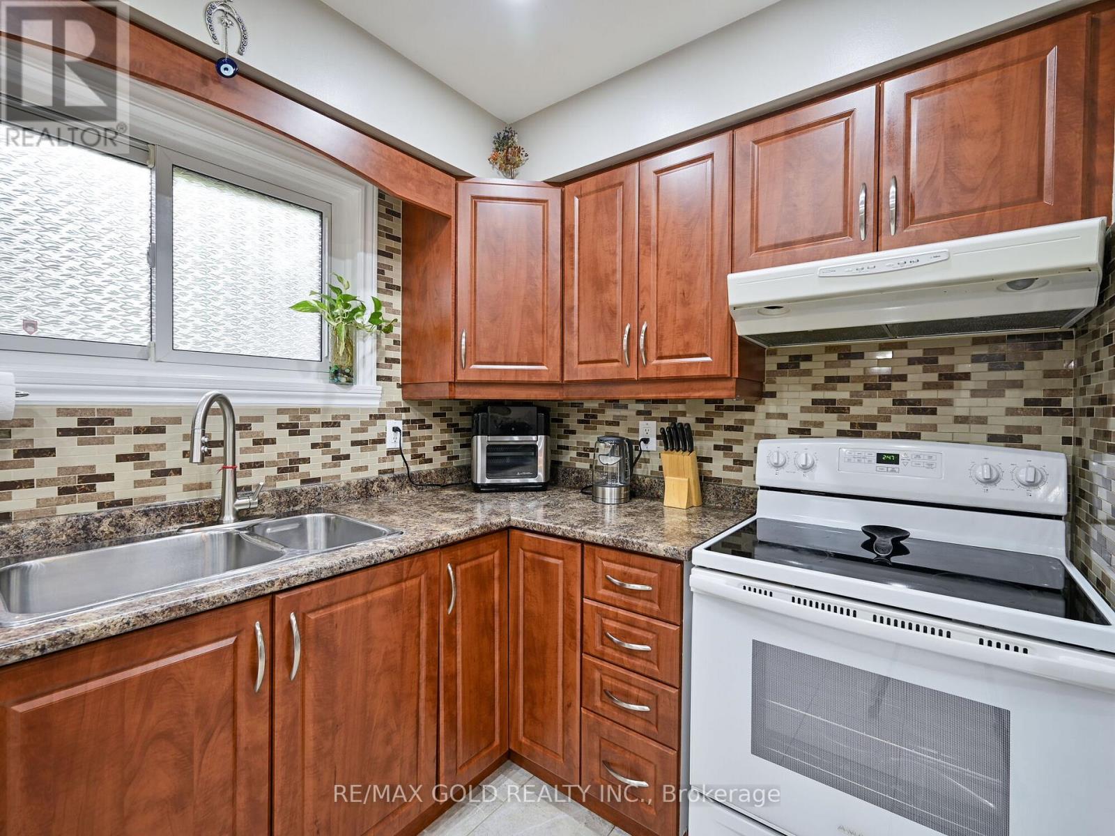 98 Centre Street N, Brampton, Ontario  L6V 2Z3 - Photo 11 - W12999734