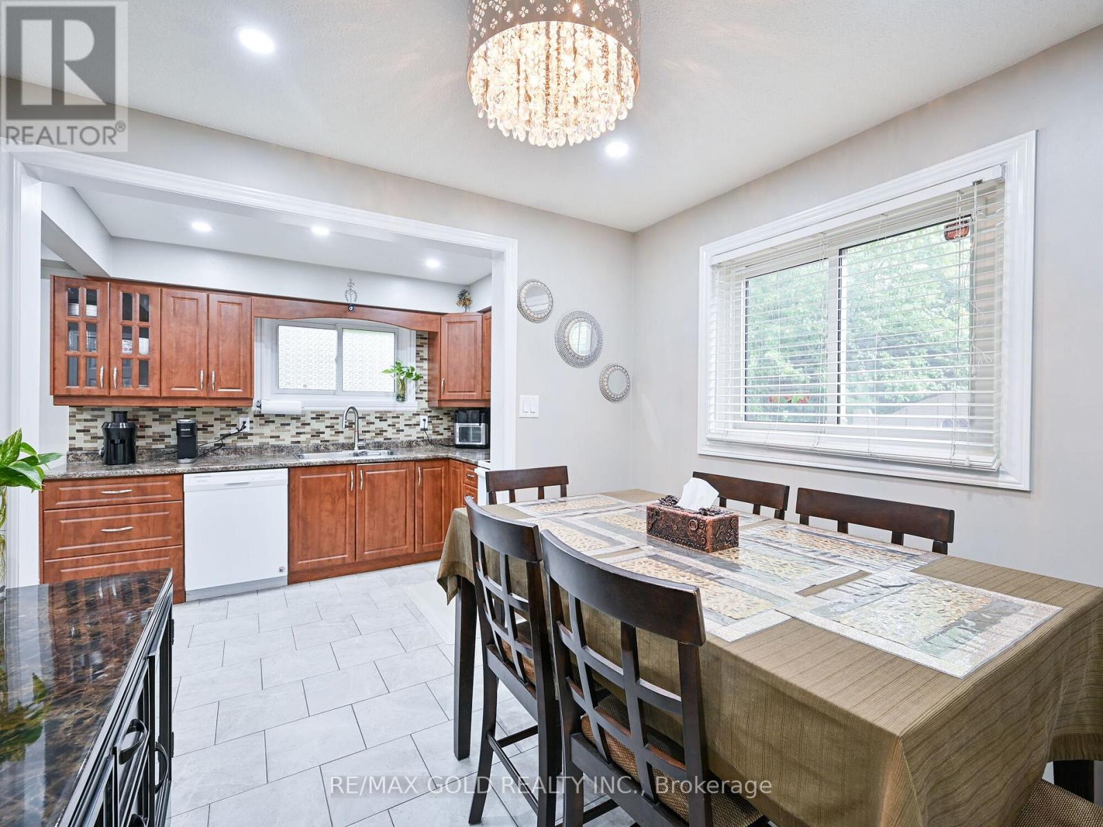 98 Centre Street N, Brampton, Ontario  L6V 2Z3 - Photo 7 - W12999734