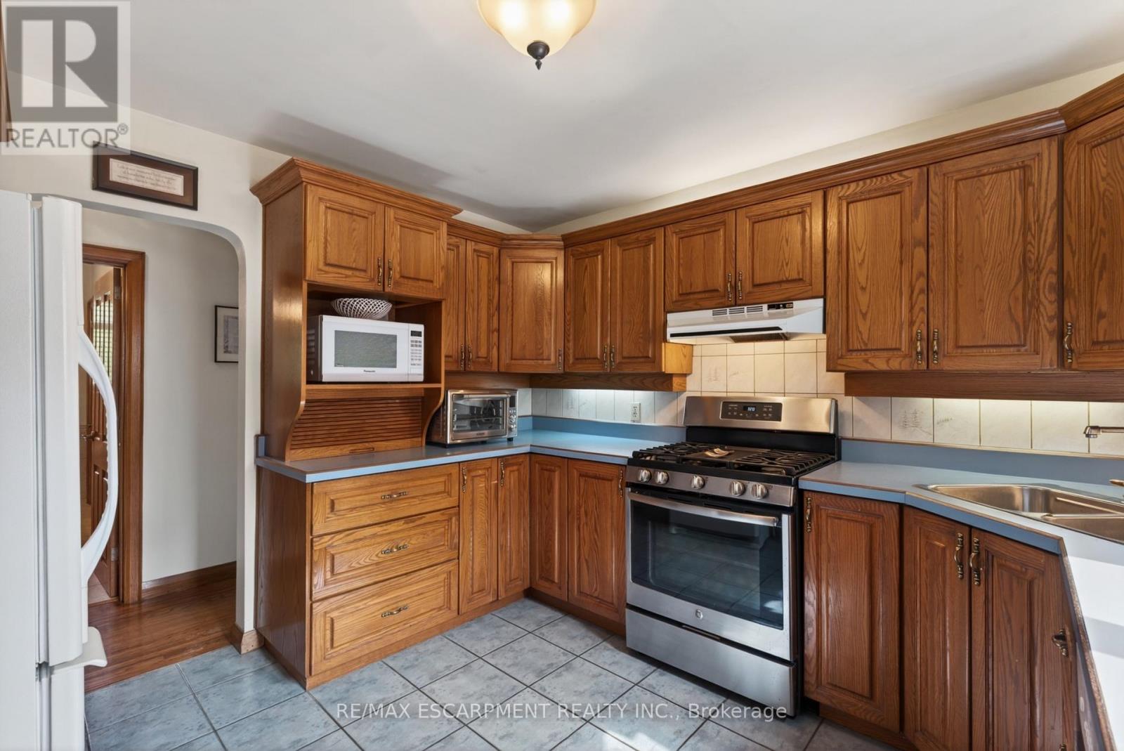 57 Park Avenue E, Burlington, Ontario  L7T 1Y2 - Photo 8 - W12999778