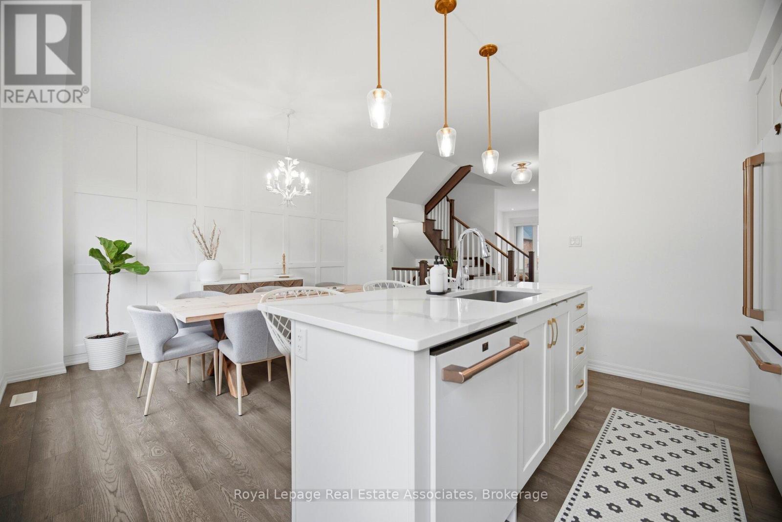 110 Huguenot Road W, Oakville, Ontario  L6H 0J6 - Photo 12 - W12999782