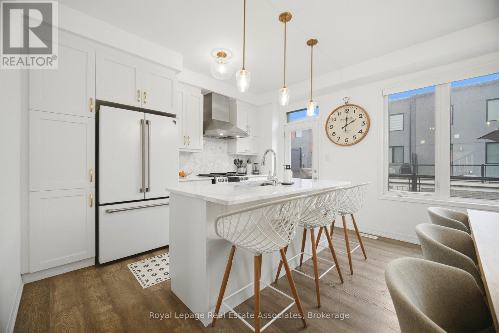 110 Huguenot Road W, Oakville, Ontario  L6H 0J6 - Photo 13 - W12999782