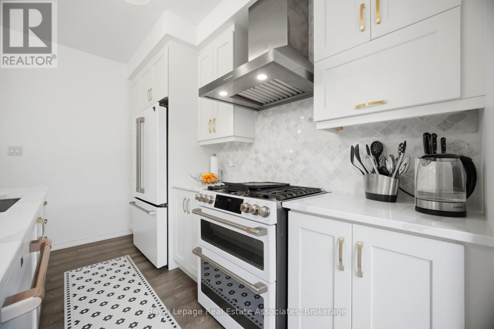 110 Huguenot Road W, Oakville, Ontario  L6H 0J6 - Photo 14 - W12999782