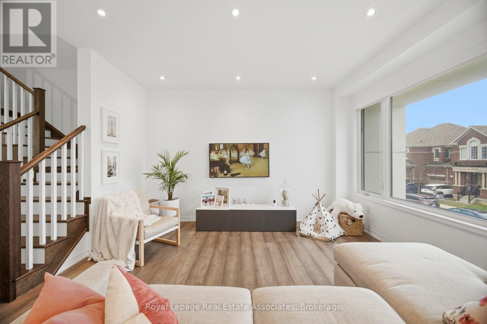 110 Huguenot Road W, Oakville, Ontario  L6H 0J6 - Photo 23 - W12999782