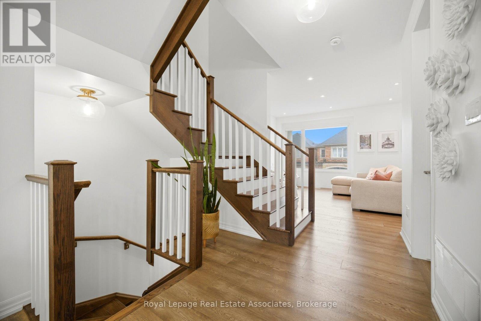 110 Huguenot Road W, Oakville, Ontario  L6H 0J6 - Photo 29 - W12999782