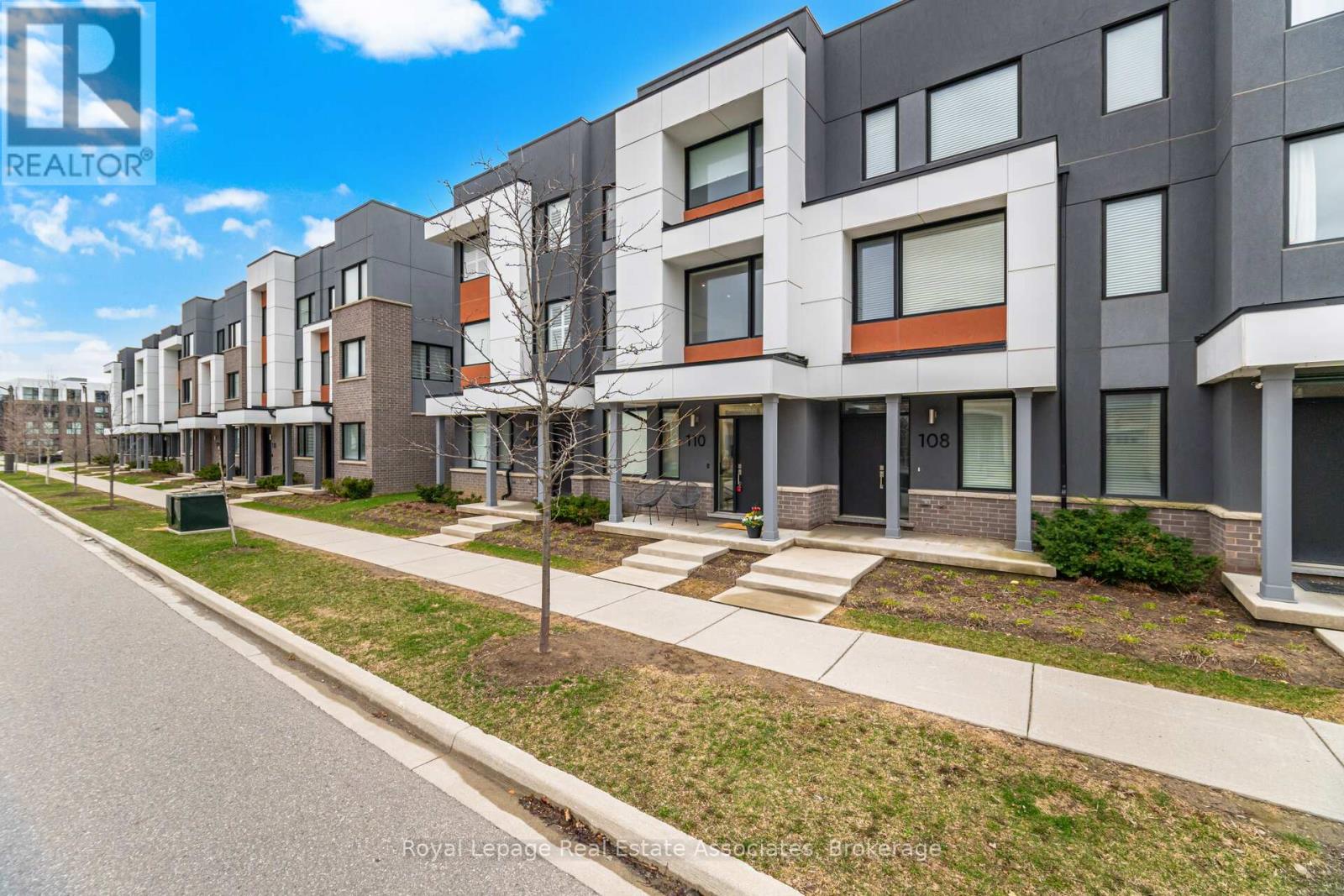 110 Huguenot Road W, Oakville, Ontario  L6H 0J6 - Photo 3 - W12999782