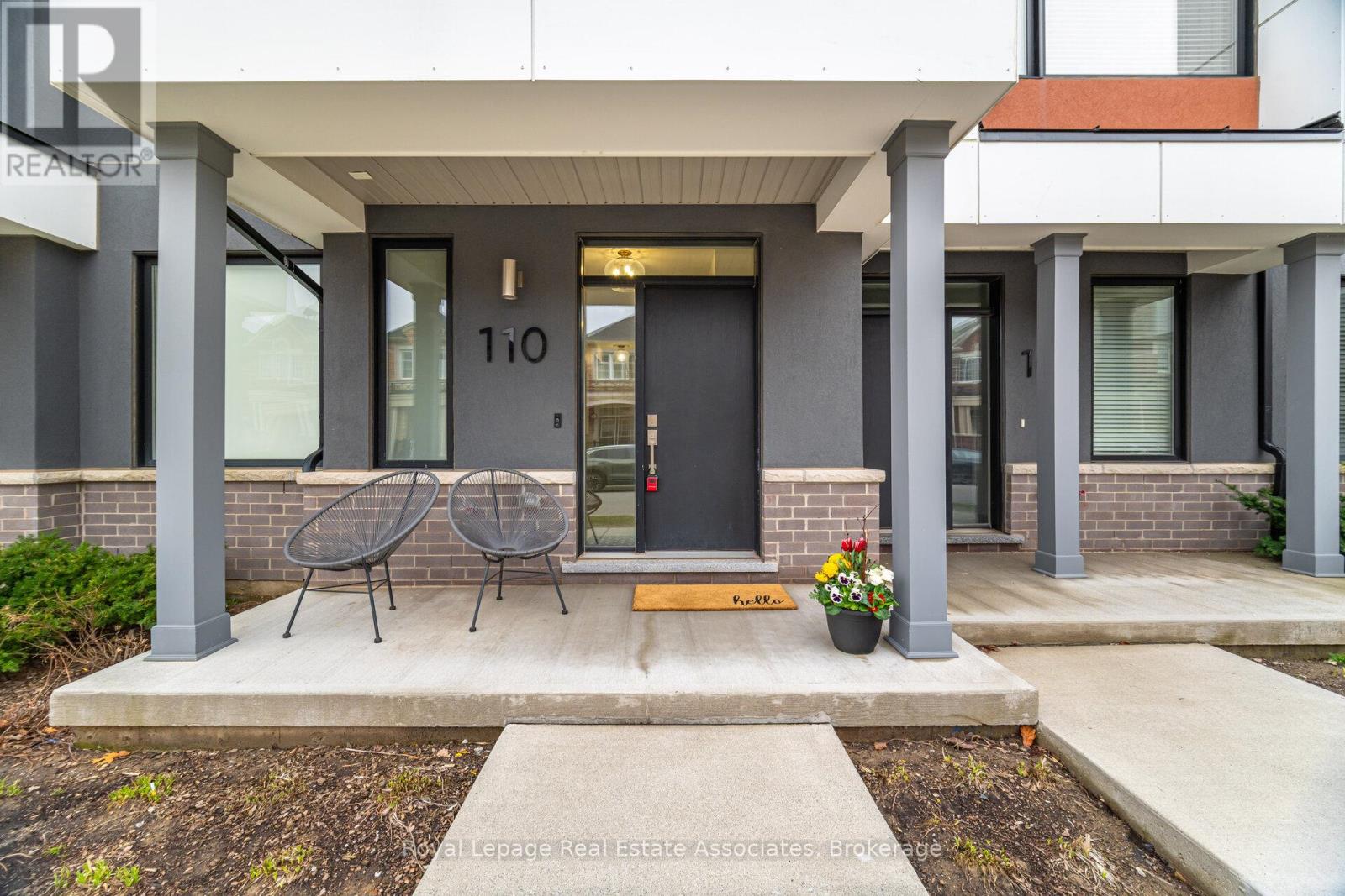 110 Huguenot Road W, Oakville, Ontario  L6H 0J6 - Photo 4 - W12999782