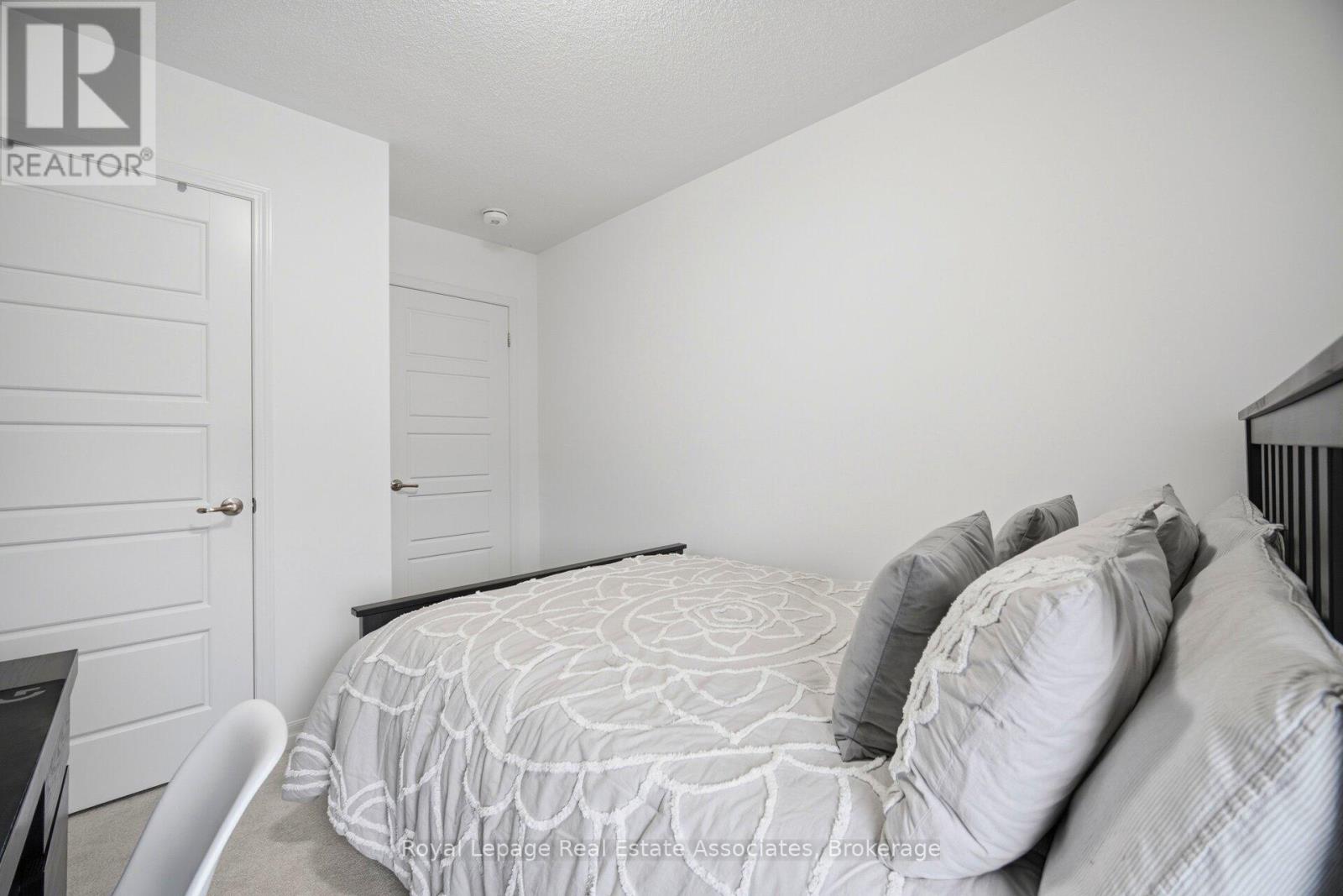 110 Huguenot Road W, Oakville, Ontario  L6H 0J6 - Photo 40 - W12999782