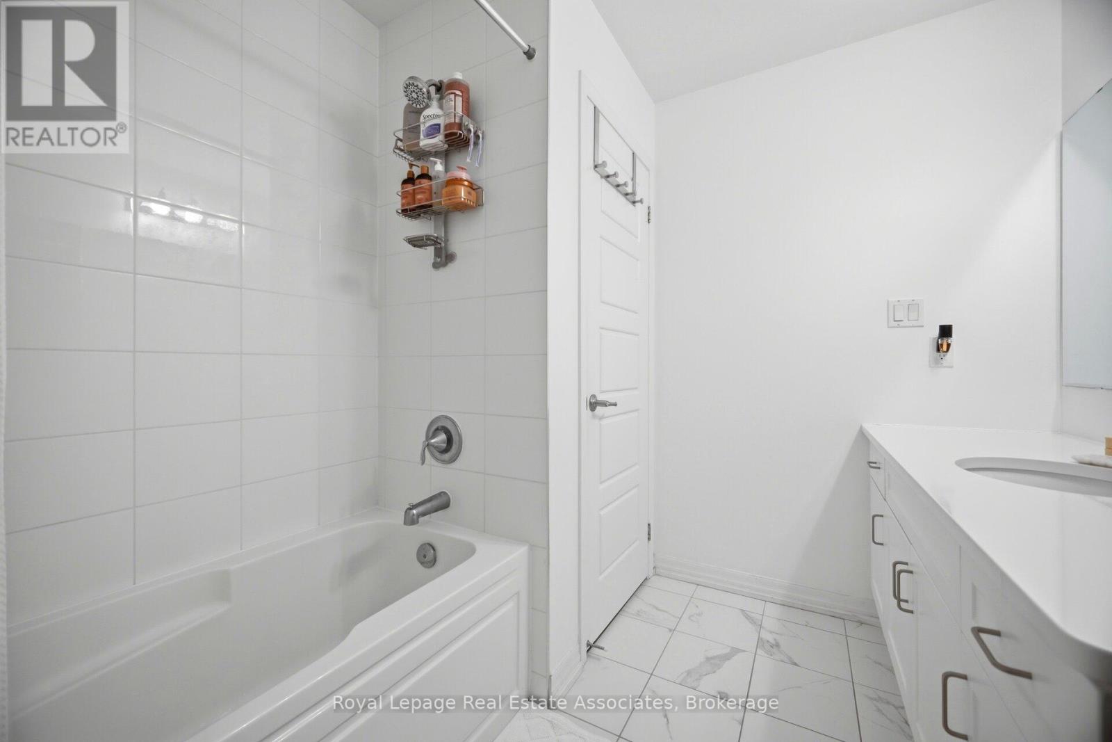 110 Huguenot Road W, Oakville, Ontario  L6H 0J6 - Photo 42 - W12999782