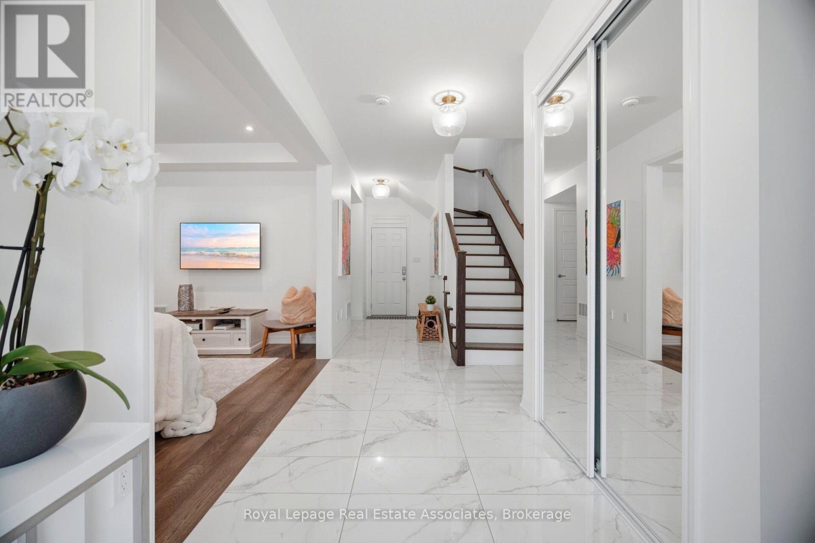 110 Huguenot Road W, Oakville, Ontario  L6H 0J6 - Photo 6 - W12999782