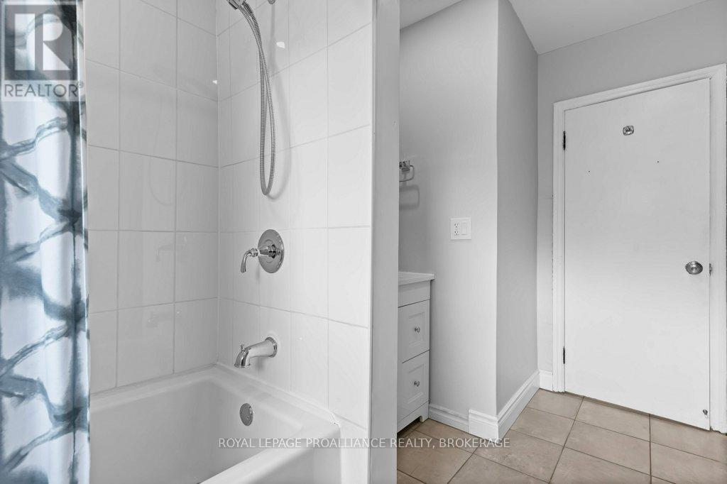 168 Avenue Road, Kingston, Ontario K7M 1C5 - Photo 21 - X12770722