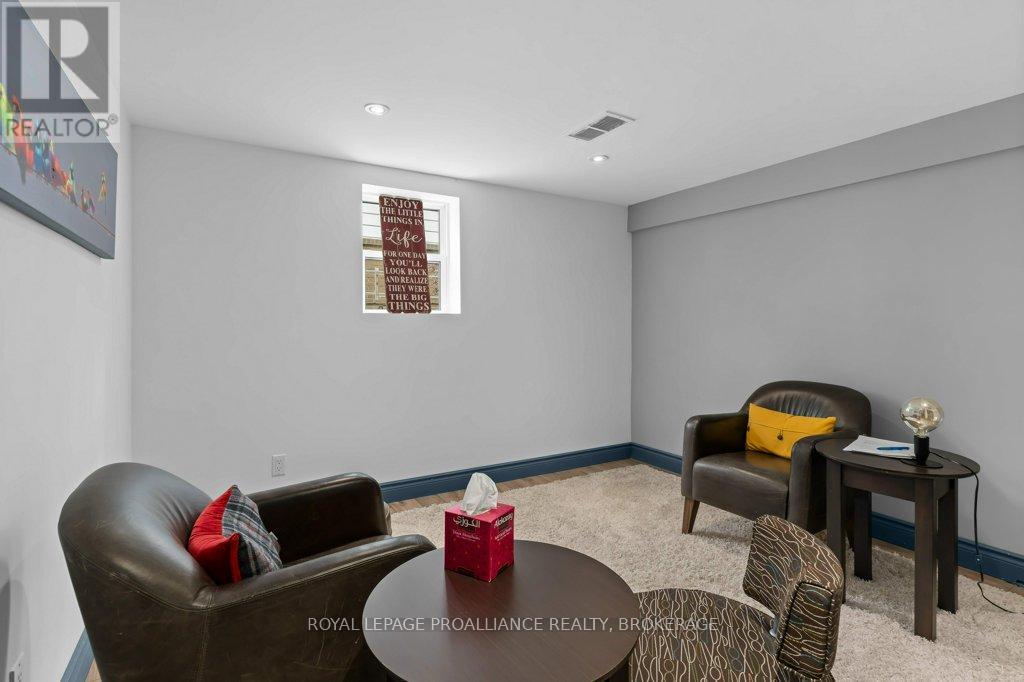 168 Avenue Road, Kingston, Ontario K7M 1C5 - Photo 35 - X12770722