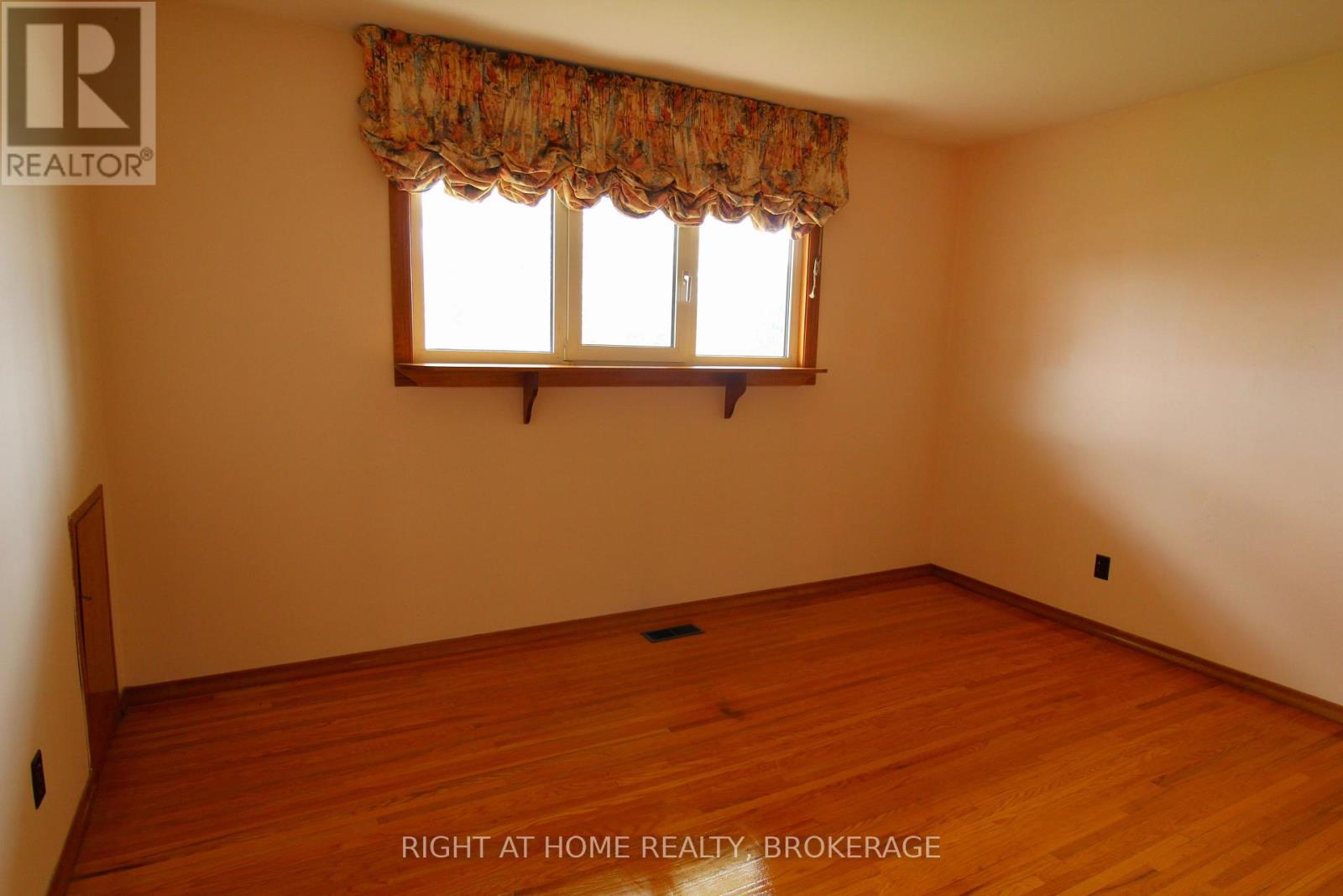 12 Lorne Avenue, Grimsby, Ontario  L3M 2H5 - Photo 12 - X12999924