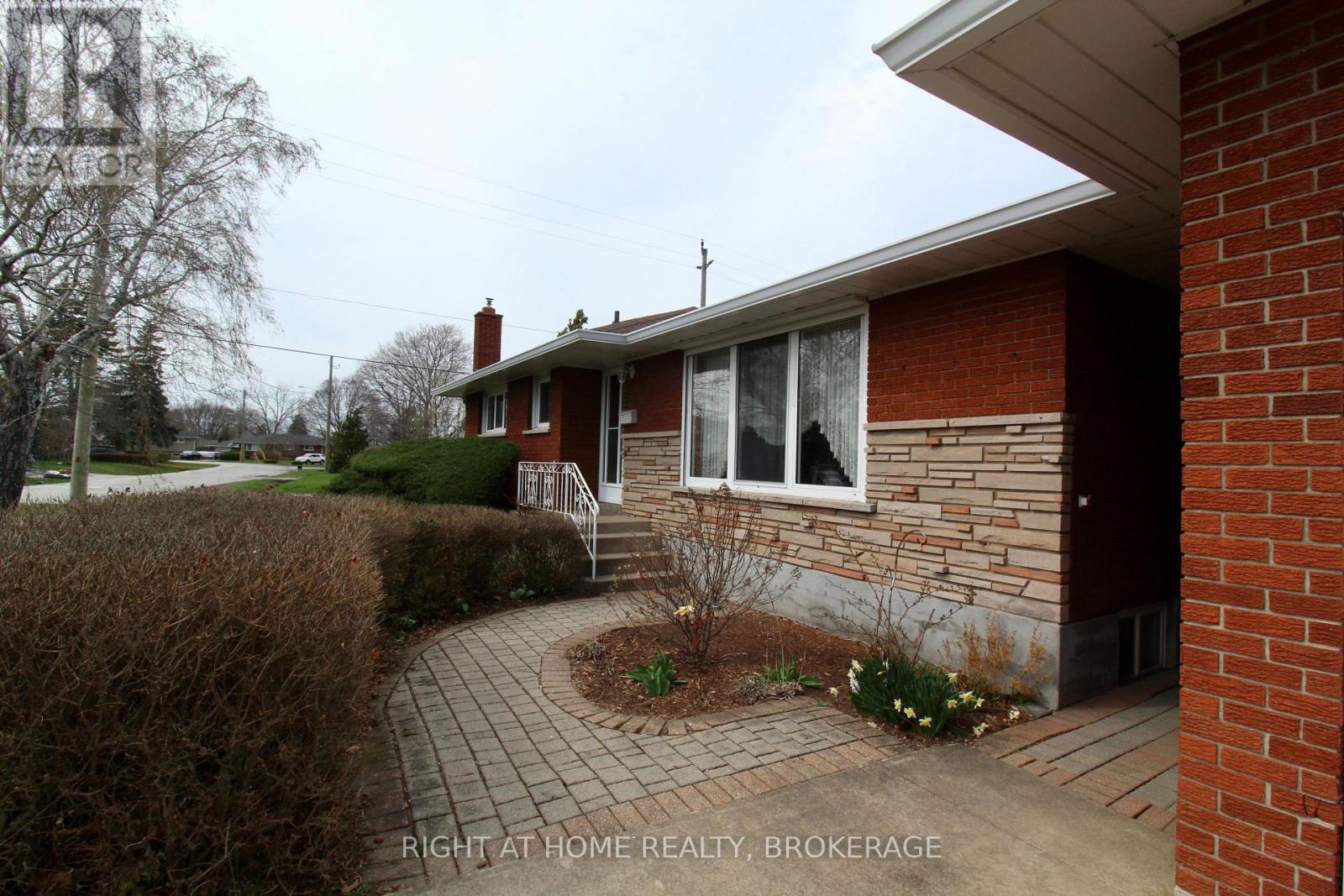 12 Lorne Avenue, Grimsby, Ontario  L3M 2H5 - Photo 2 - X12999924