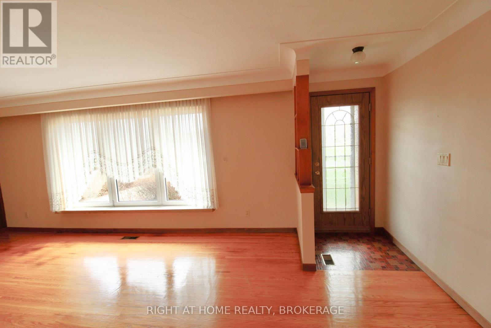 12 Lorne Avenue, Grimsby, Ontario  L3M 2H5 - Photo 4 - X12999924