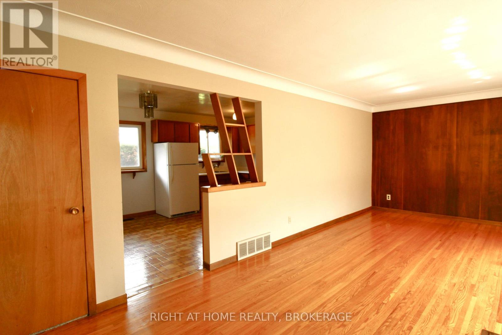 12 Lorne Avenue, Grimsby, Ontario  L3M 2H5 - Photo 6 - X12999924