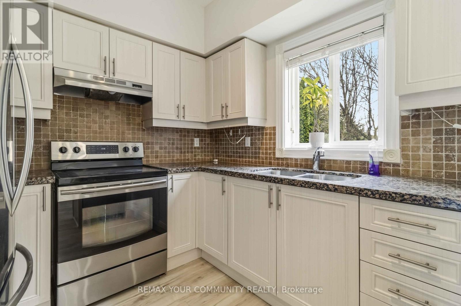 120 Shaftsbury Avenue, Richmond Hill, Ontario  L4C 0G6 - Photo 14 - N12964954