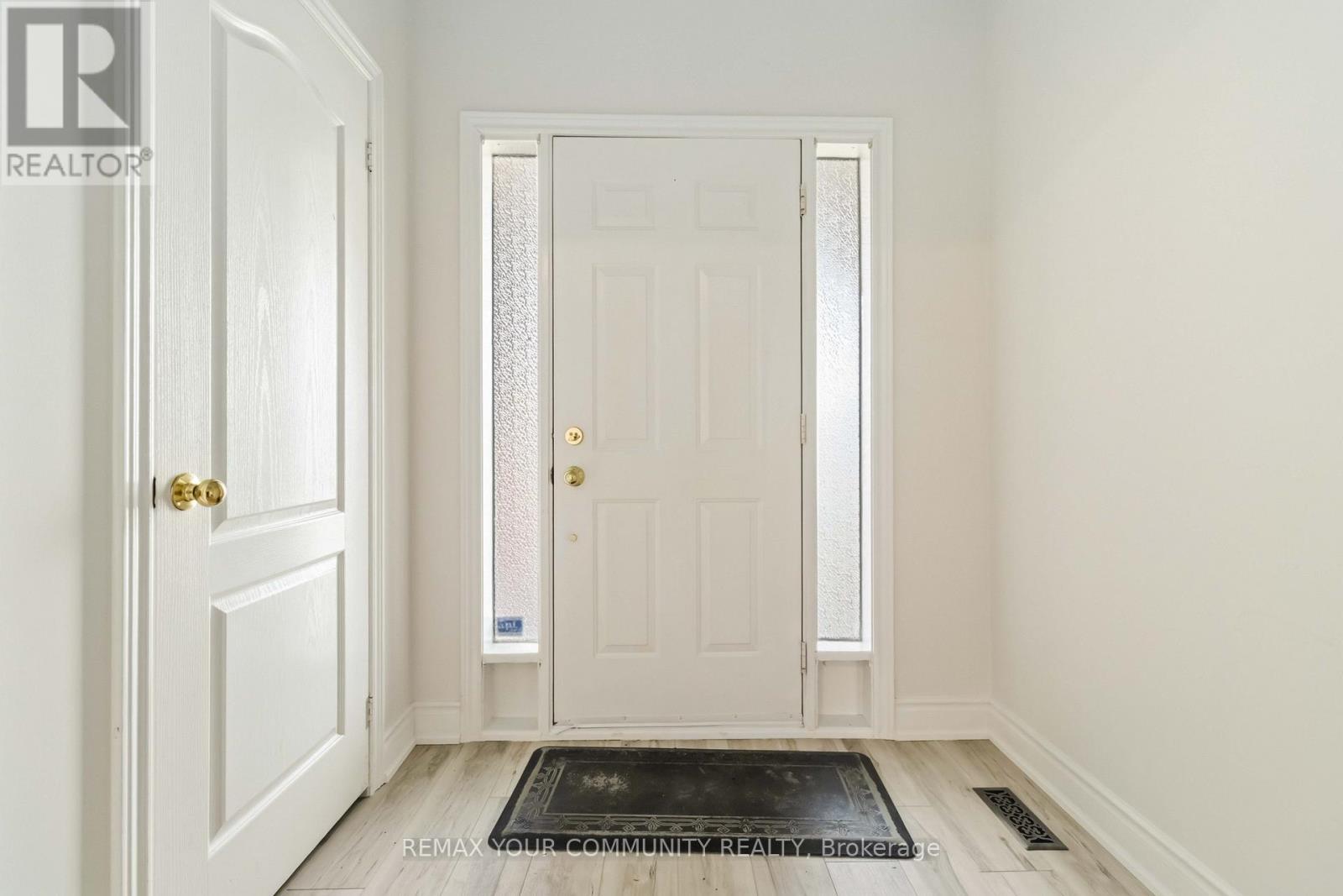 120 Shaftsbury Avenue, Richmond Hill, Ontario  L4C 0G6 - Photo 3 - N12964954