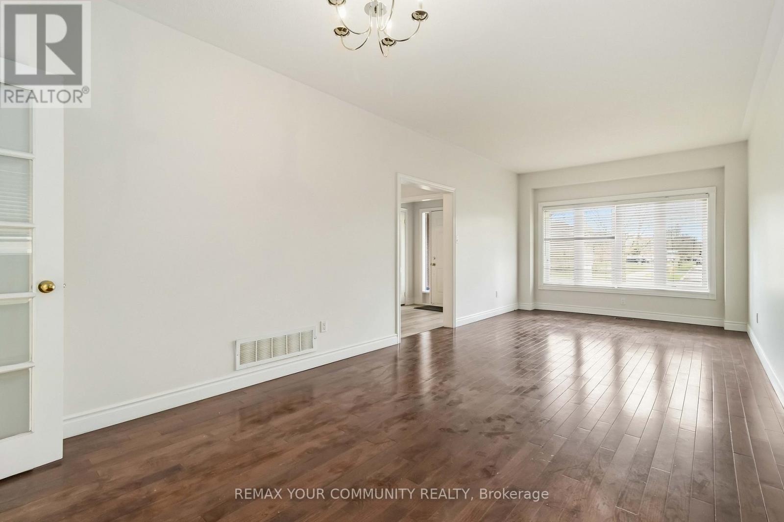 120 Shaftsbury Avenue, Richmond Hill, Ontario  L4C 0G6 - Photo 4 - N12964954